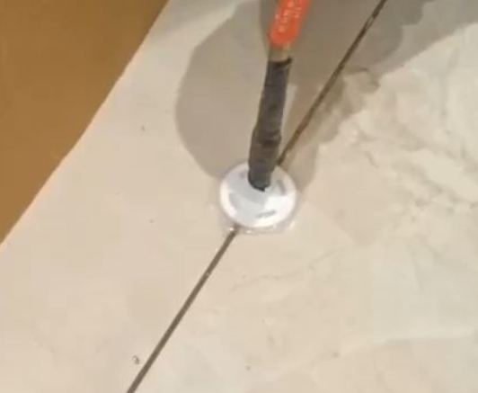 岚皋瓷砖空鼓维修公司专业解答瓷砖在铺贴过程中，如果没有涂抹均匀到位的粘结材料（如水泥砂浆或瓷砖胶），可能会导致以下问题